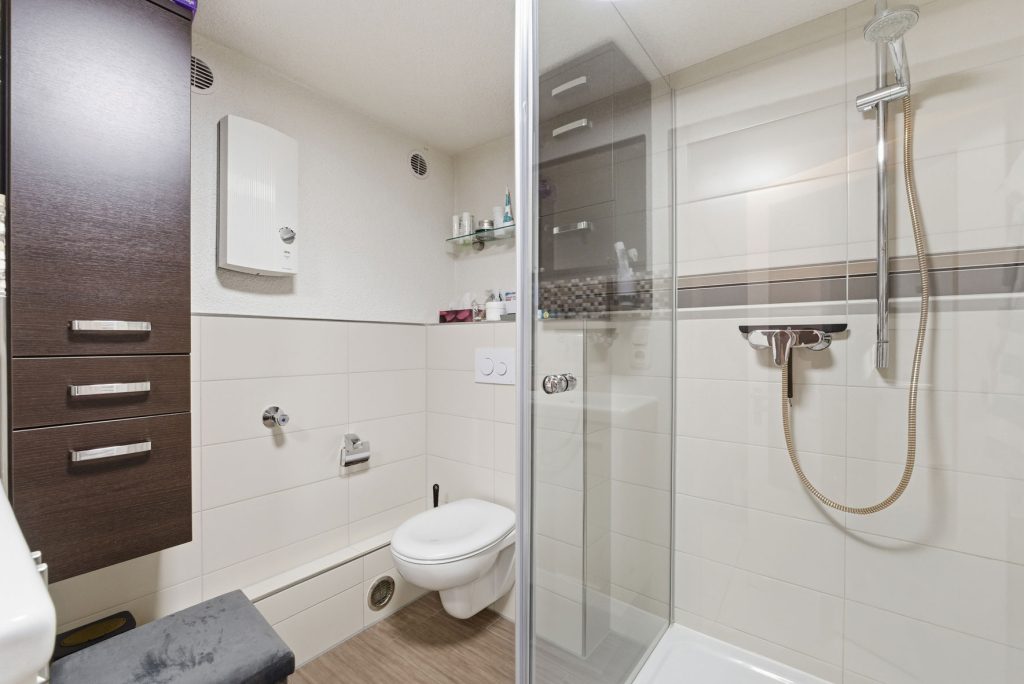 Gütelhöfer Immobilien - Immobilienangebot - Rheinbach / Oberdrees - Alle - Zwei auf einen Streich! Teilmodernisierte Doppelhaushälfte und gemütliches Fachwerkhaus in Oberdrees