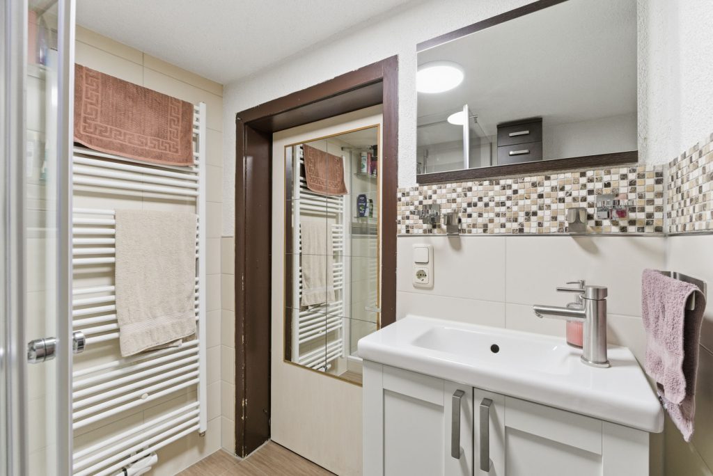 Gütelhöfer Immobilien - Immobilienangebot - Rheinbach / Oberdrees - Alle - Zwei auf einen Streich! Teilmodernisierte Doppelhaushälfte und gemütliches Fachwerkhaus in Oberdrees