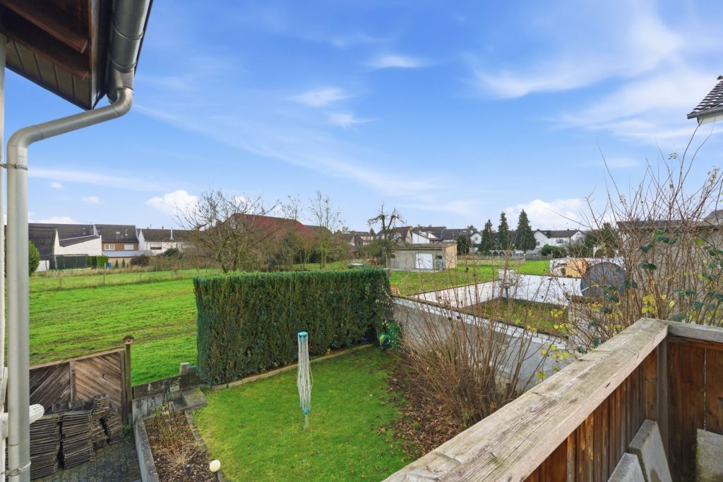 Gütelhöfer Immobilien - Immobilienangebot - Rheinbach / Oberdrees - Alle - Zwei auf einen Streich! Teilmodernisierte Doppelhaushälfte und gemütliches Fachwerkhaus in Oberdrees