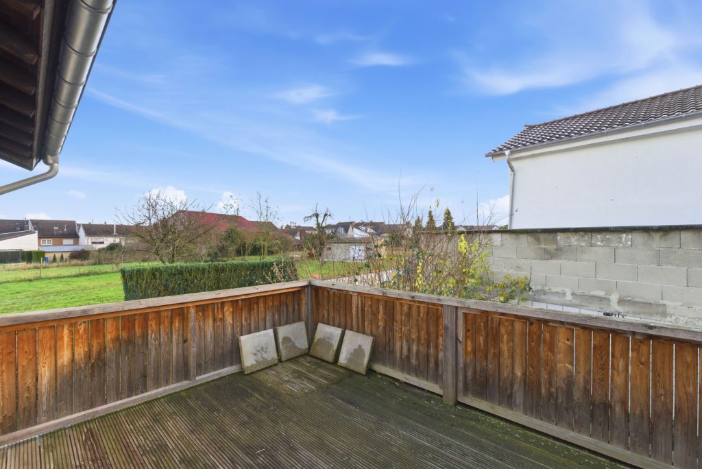 Gütelhöfer Immobilien - Immobilienangebot - Rheinbach / Oberdrees - Alle - Zwei auf einen Streich! Teilmodernisierte Doppelhaushälfte und gemütliches Fachwerkhaus in Oberdrees