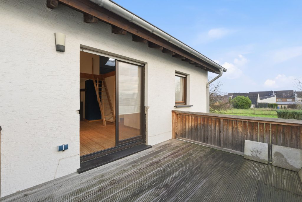 Gütelhöfer Immobilien - Immobilienangebot - Rheinbach / Oberdrees - Alle - Zwei auf einen Streich! Teilmodernisierte Doppelhaushälfte und gemütliches Fachwerkhaus in Oberdrees