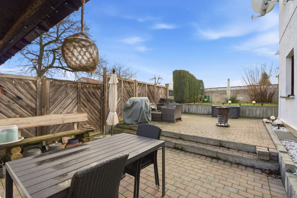 Gütelhöfer Immobilien - Immobilienangebot - Rheinbach / Oberdrees - Alle - Zwei auf einen Streich! Teilmodernisierte Doppelhaushälfte und gemütliches Fachwerkhaus in Oberdrees