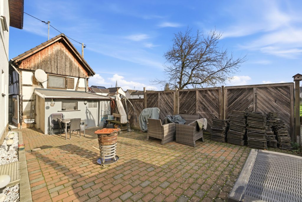 Gütelhöfer Immobilien - Immobilienangebot - Rheinbach / Oberdrees - Alle - Zwei auf einen Streich! Teilmodernisierte Doppelhaushälfte und gemütliches Fachwerkhaus in Oberdrees