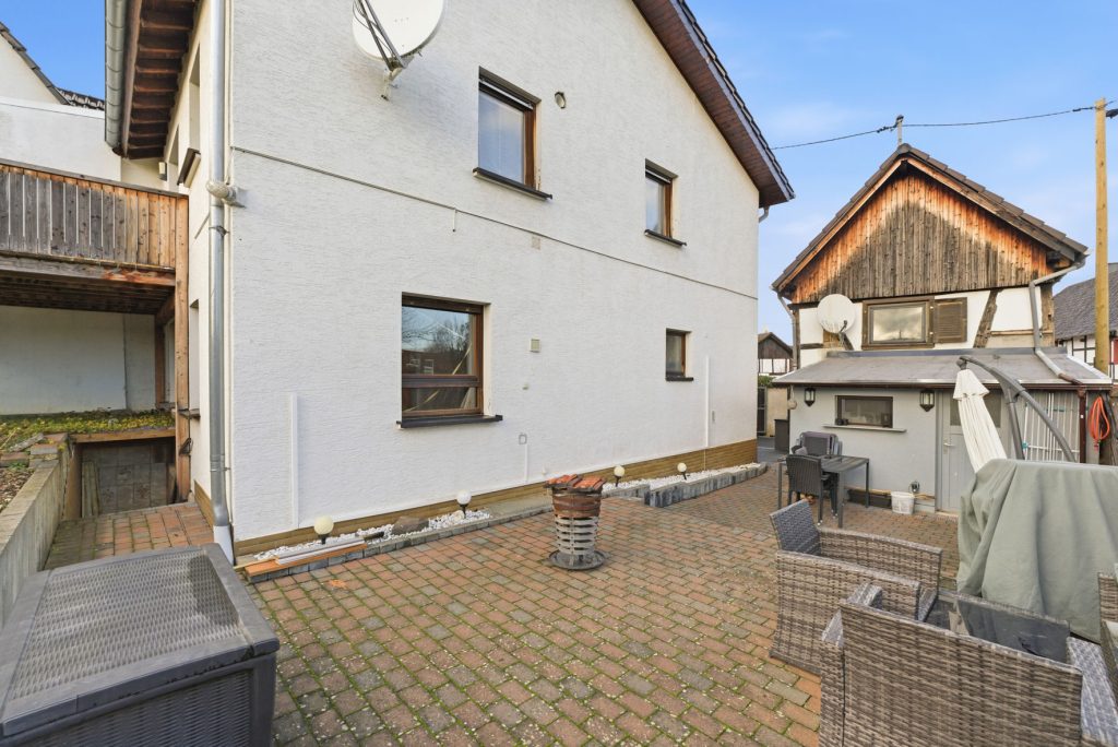 Gütelhöfer Immobilien - Immobilienangebot - Rheinbach / Oberdrees - Alle - Zwei auf einen Streich! Teilmodernisierte Doppelhaushälfte und gemütliches Fachwerkhaus in Oberdrees