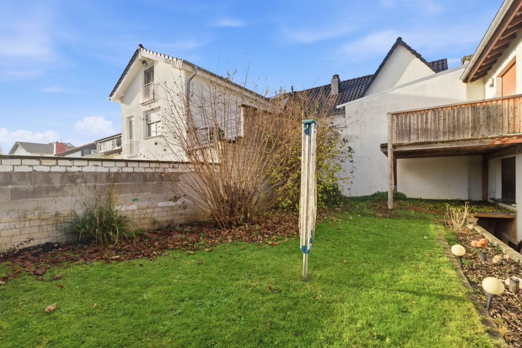 Gütelhöfer Immobilien - Immobilienangebot - Rheinbach / Oberdrees - Alle - Zwei auf einen Streich! Teilmodernisierte Doppelhaushälfte und gemütliches Fachwerkhaus in Oberdrees