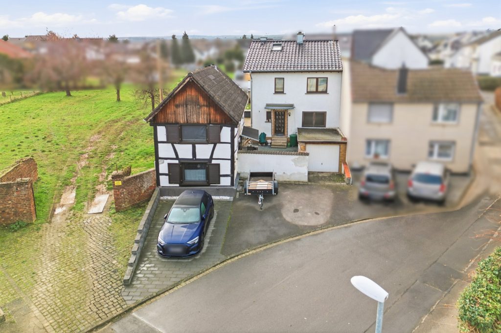 Gütelhöfer Immobilien - Immobilienangebot - Rheinbach / Oberdrees - Alle - Zwei auf einen Streich! Teilmodernisierte Doppelhaushälfte und gemütliches Fachwerkhaus in Oberdrees