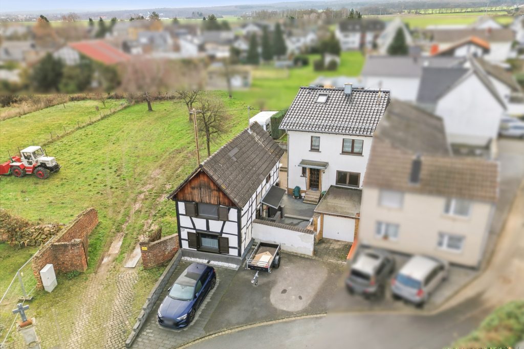 Gütelhöfer Immobilien - Immobilienangebot - Rheinbach / Oberdrees - Alle - Zwei auf einen Streich! Teilmodernisierte Doppelhaushälfte und gemütliches Fachwerkhaus in Oberdrees