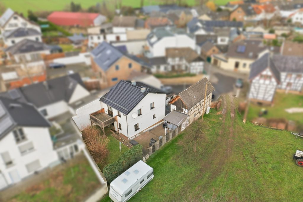 Gütelhöfer Immobilien - Immobilienangebot - Rheinbach / Oberdrees - Alle - Zwei auf einen Streich! Teilmodernisierte Doppelhaushälfte und gemütliches Fachwerkhaus in Oberdrees