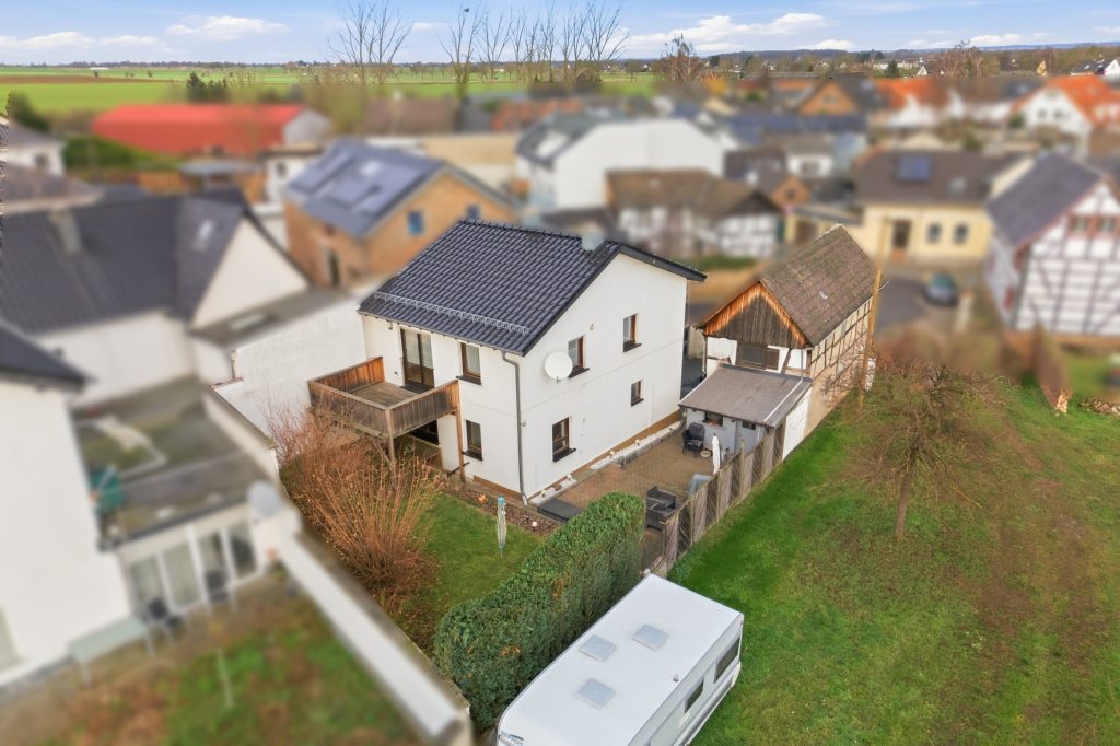 Gütelhöfer Immobilien - Immobilienangebot - Rheinbach / Oberdrees - Alle - Zwei auf einen Streich! Teilmodernisierte Doppelhaushälfte und gemütliches Fachwerkhaus in Oberdrees