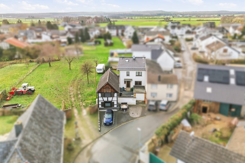 Gütelhöfer Immobilien - Immobilienangebot - Rheinbach / Oberdrees - Alle - Zwei auf einen Streich! Teilmodernisierte Doppelhaushälfte und gemütliches Fachwerkhaus in Oberdrees