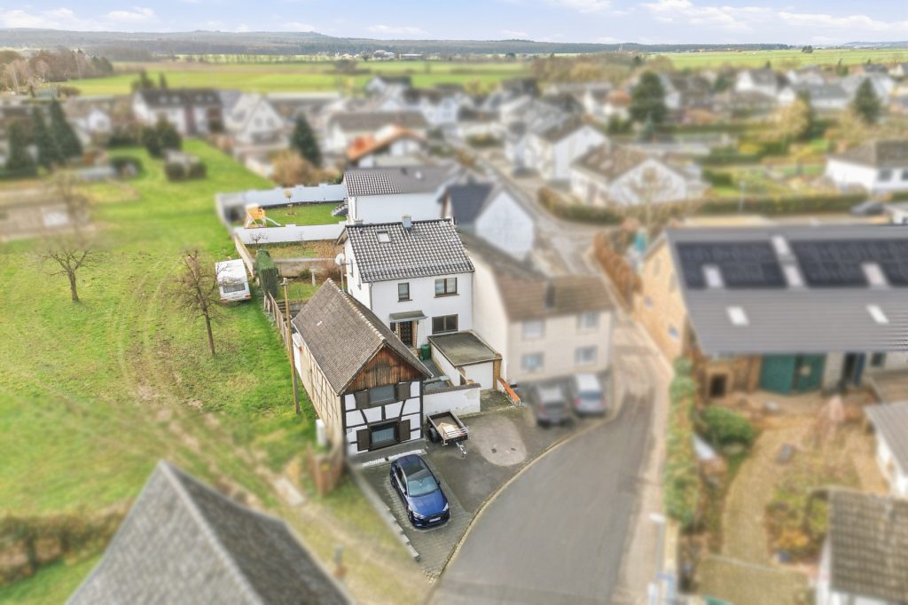 Gütelhöfer Immobilien - Immobilienangebot - Rheinbach / Oberdrees - Alle - Zwei auf einen Streich! Teilmodernisierte Doppelhaushälfte und gemütliches Fachwerkhaus in Oberdrees