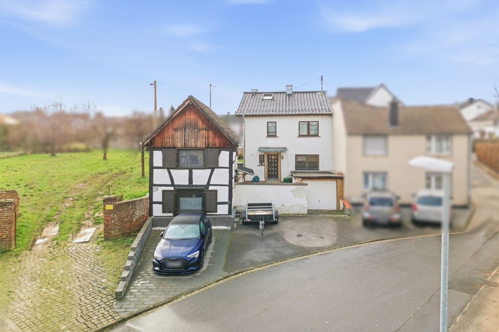 Gütelhöfer Immobilien - Immobilienangebot - Rheinbach / Oberdrees - Alle - Zwei auf einen Streich! Teilmodernisierte Doppelhaushälfte und gemütliches Fachwerkhaus in Oberdrees