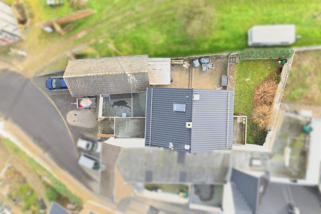 Gütelhöfer Immobilien - Immobilienangebot - Rheinbach / Oberdrees - Alle - Zwei auf einen Streich! Teilmodernisierte Doppelhaushälfte und gemütliches Fachwerkhaus in Oberdrees