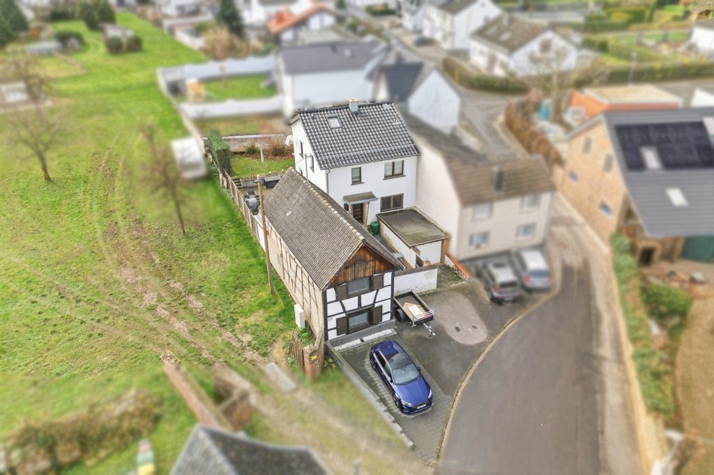 Gütelhöfer Immobilien - Immobilienangebot - Rheinbach / Oberdrees - Alle - Zwei auf einen Streich! Teilmodernisierte Doppelhaushälfte und gemütliches Fachwerkhaus in Oberdrees