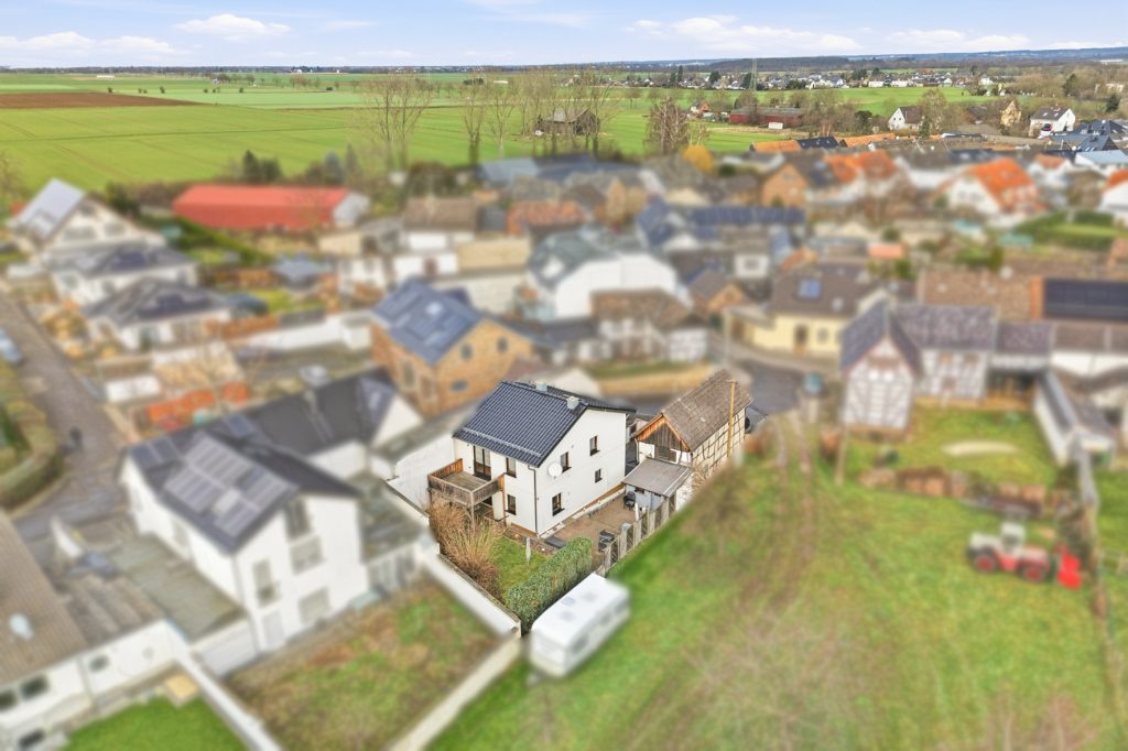 Gütelhöfer Immobilien - Immobilienangebot - Rheinbach / Oberdrees - Alle - Zwei auf einen Streich! Teilmodernisierte Doppelhaushälfte und gemütliches Fachwerkhaus in Oberdrees