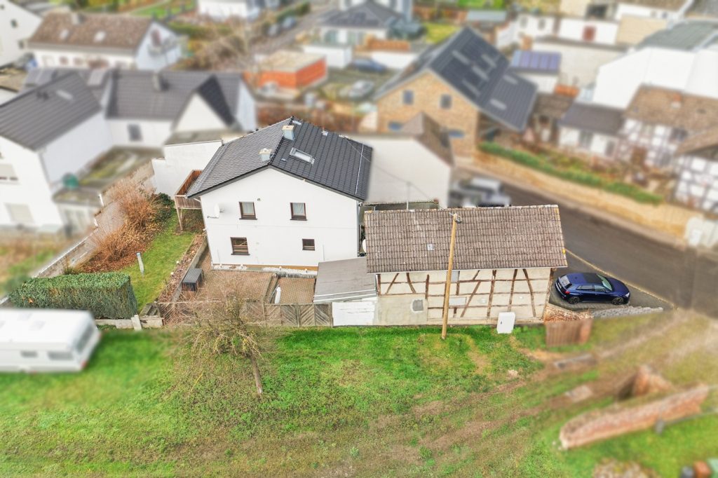 Gütelhöfer Immobilien - Immobilienangebot - Rheinbach / Oberdrees - Alle - Zwei auf einen Streich! Teilmodernisierte Doppelhaushälfte und gemütliches Fachwerkhaus in Oberdrees