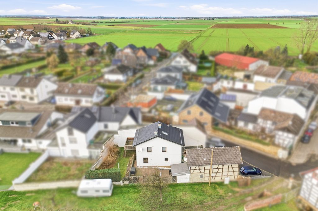 Gütelhöfer Immobilien - Immobilienangebot - Rheinbach / Oberdrees - Alle - Zwei auf einen Streich! Teilmodernisierte Doppelhaushälfte und gemütliches Fachwerkhaus in Oberdrees