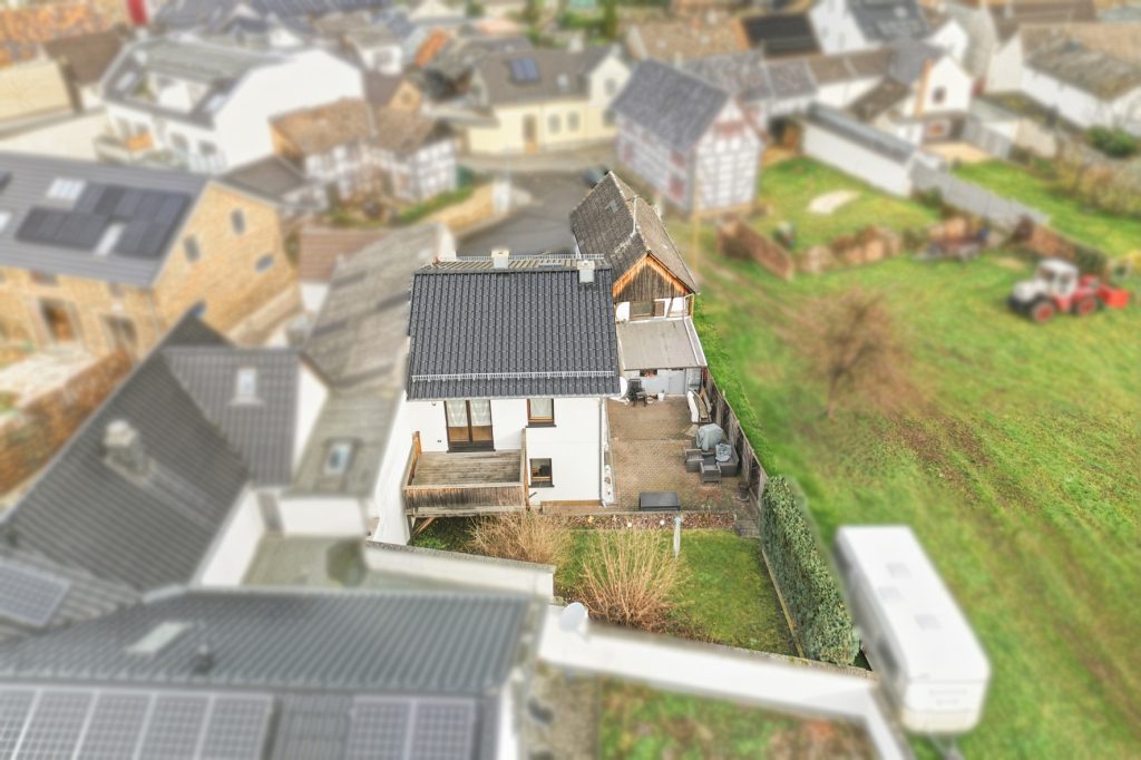 Gütelhöfer Immobilien - Immobilienangebot - Rheinbach / Oberdrees - Alle - Zwei auf einen Streich! Teilmodernisierte Doppelhaushälfte und gemütliches Fachwerkhaus in Oberdrees