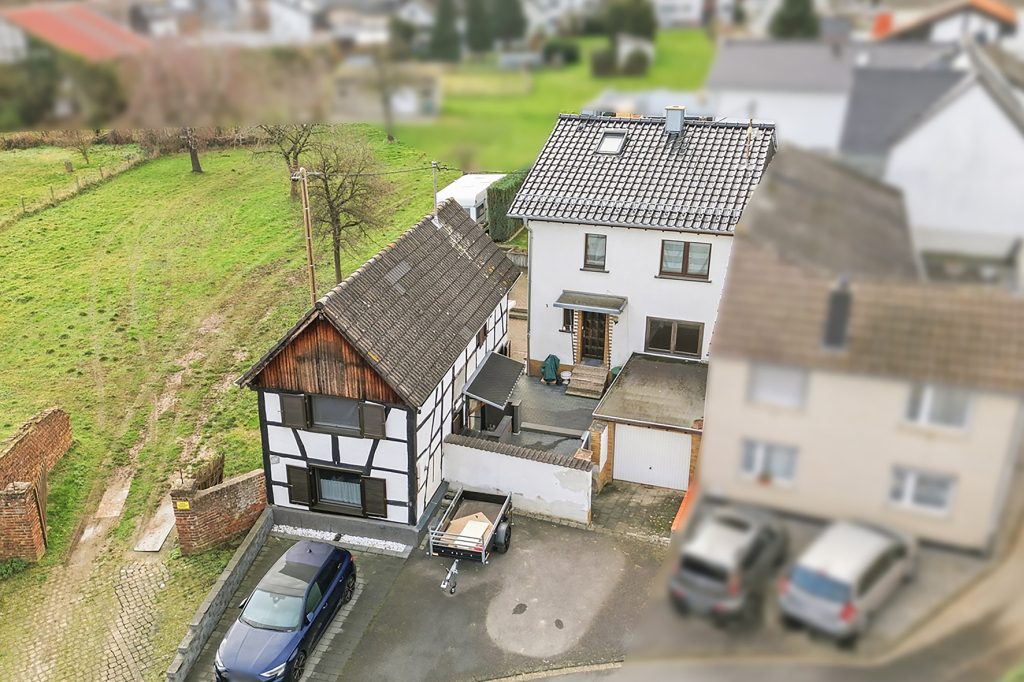 Gütelhöfer Immobilien - Immobilienangebot - Rheinbach / Oberdrees - Alle - Zwei auf einen Streich! Teilmodernisierte Doppelhaushälfte und gemütliches Fachwerkhaus in Oberdrees