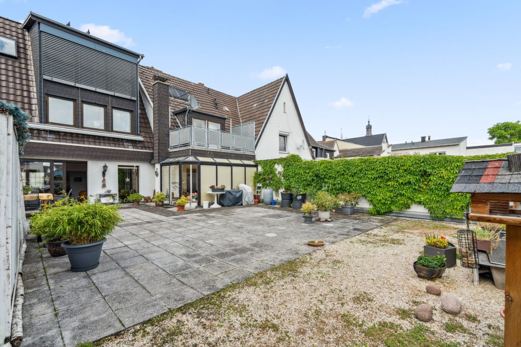 Gütelhöfer Immobilien - Immobilienangebot - Rheinbach - Alle - Big Business in Top-Lage! Solide vermietetes Wohn- und Geschäftshaus mit 948m² Fläche in der City