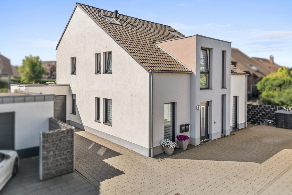 Gütelhöfer Immobilien - Immobilienangebot - Bergheim - Alle - Neuwertig und bezugsfrei! Großzügige 3-Zimmer-Obergeschoss-Wohnung mit Einbauküche und Balkon