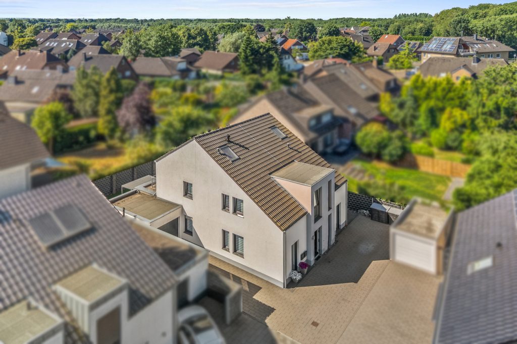 Gütelhöfer Immobilien - Immobilienangebot - Bergheim - Alle - Neuwertig und bezugsfrei! Großzügige 3-Zimmer-Obergeschoss-Wohnung mit Einbauküche und Balkon