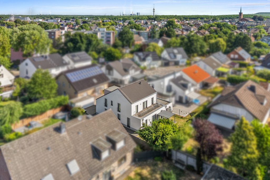 Gütelhöfer Immobilien - Immobilienangebot - Bergheim - Alle - Neuwertig und bezugsfrei! Großzügige 3-Zimmer-Obergeschoss-Wohnung mit Einbauküche und Balkon