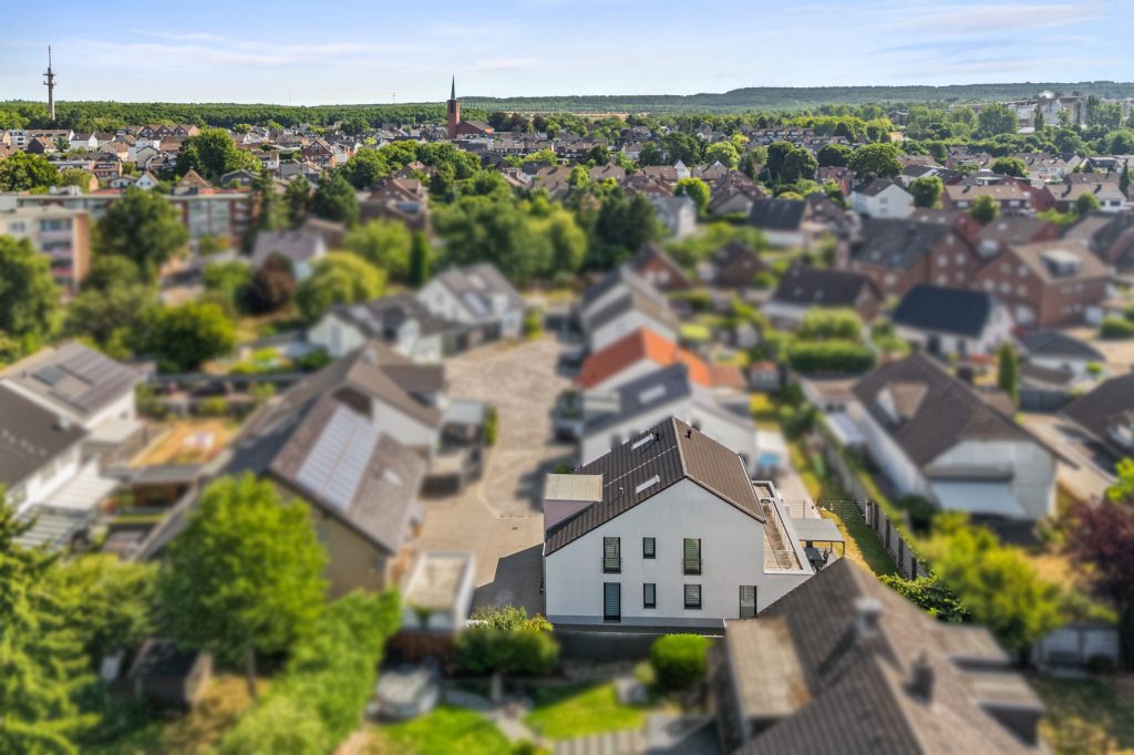 Gütelhöfer Immobilien - Immobilienangebot - Bergheim - Alle - Neuwertig und bezugsfrei! Großzügige 3-Zimmer-Obergeschoss-Wohnung mit Einbauküche und Balkon