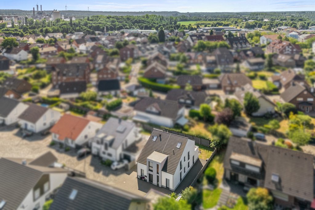 Gütelhöfer Immobilien - Immobilienangebot - Bergheim - Alle - Neuwertig und bezugsfrei! Großzügige 3-Zimmer-Obergeschoss-Wohnung mit Einbauküche und Balkon