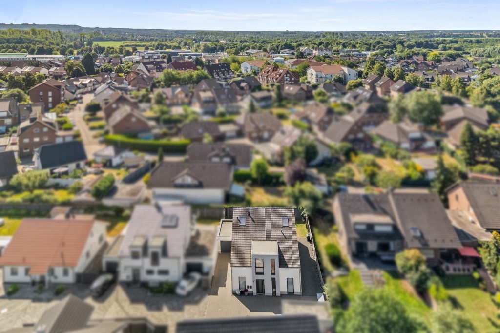 Gütelhöfer Immobilien - Immobilienangebot - Bergheim - Alle - Neuwertig und bezugsfrei! Großzügige 3-Zimmer-Obergeschoss-Wohnung mit Einbauküche und Balkon
