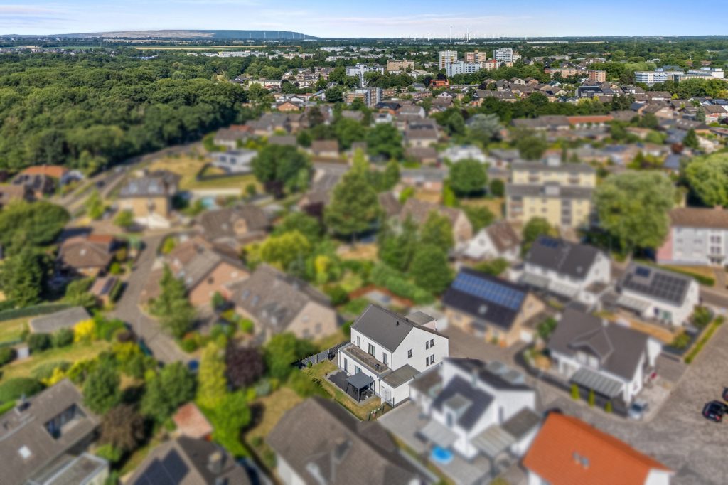 Gütelhöfer Immobilien - Immobilienangebot - Bergheim - Alle - Neuwertig und bezugsfrei! Großzügige 3-Zimmer-Obergeschoss-Wohnung mit Einbauküche und Balkon