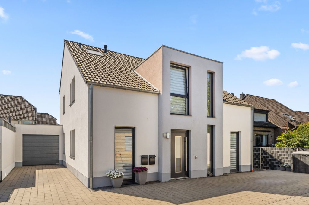 Gütelhöfer Immobilien - Immobilienangebot - Bergheim - Alle - Neuwertig und bezugsfrei! Großzügige 3-Zimmer-Obergeschoss-Wohnung mit Einbauküche und Balkon