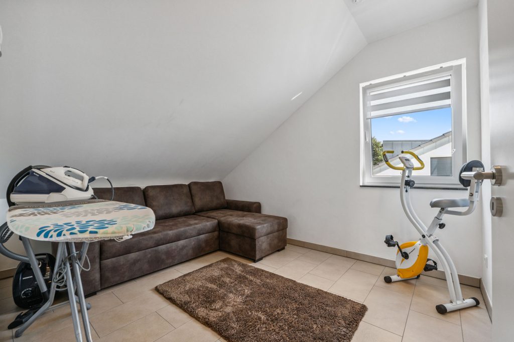 Gütelhöfer Immobilien - Immobilienangebot - Bergheim - Alle - Neuwertig und bezugsfrei! Großzügige 3-Zimmer-Obergeschoss-Wohnung mit Einbauküche und Balkon