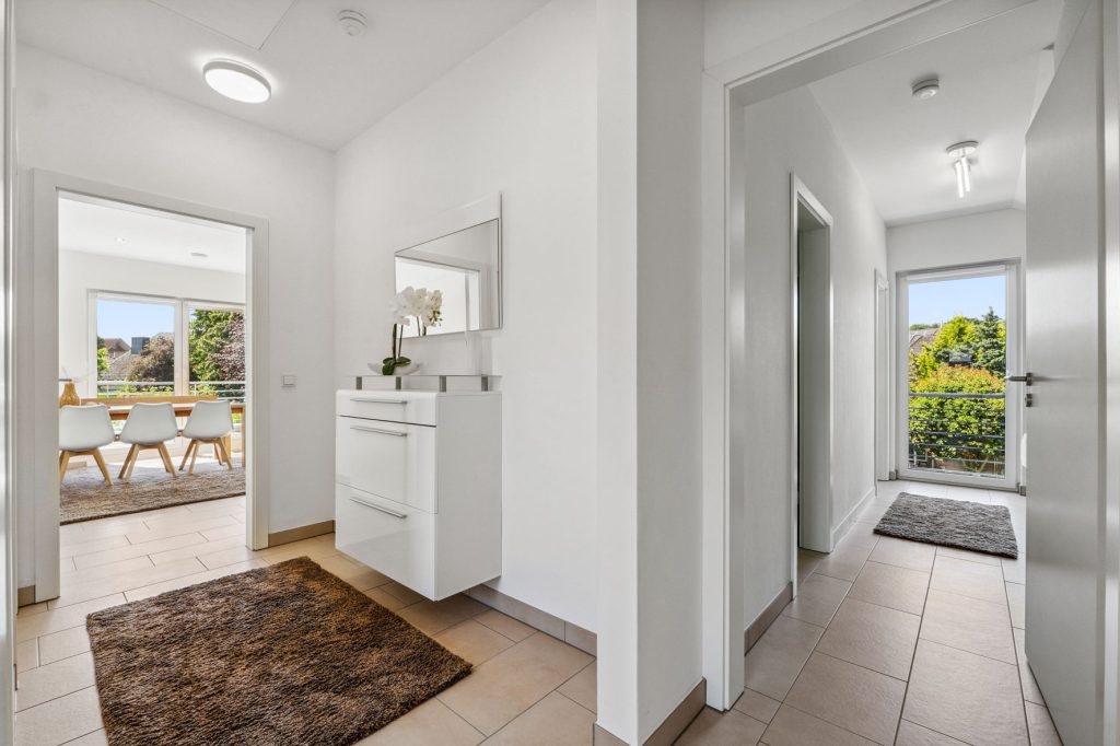 Gütelhöfer Immobilien - Immobilienangebot - Bergheim - Alle - Neuwertig und bezugsfrei! Großzügige 3-Zimmer-Obergeschoss-Wohnung mit Einbauküche und Balkon