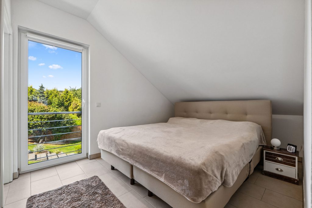 Gütelhöfer Immobilien - Immobilienangebot - Bergheim - Alle - Neuwertig und bezugsfrei! Großzügige 3-Zimmer-Obergeschoss-Wohnung mit Einbauküche und Balkon