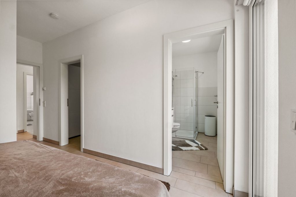 Gütelhöfer Immobilien - Immobilienangebot - Bergheim - Alle - Neuwertig und bezugsfrei! Großzügige 3-Zimmer-Obergeschoss-Wohnung mit Einbauküche und Balkon