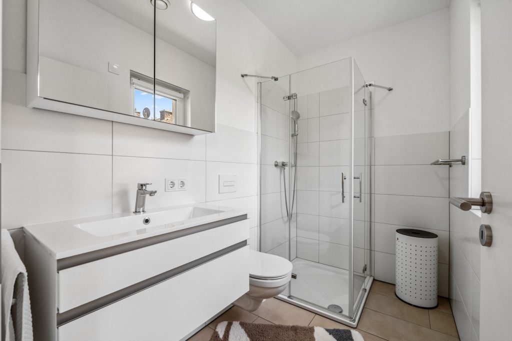 Gütelhöfer Immobilien - Immobilienangebot - Bergheim - Alle - Neuwertig und bezugsfrei! Großzügige 3-Zimmer-Obergeschoss-Wohnung mit Einbauküche und Balkon
