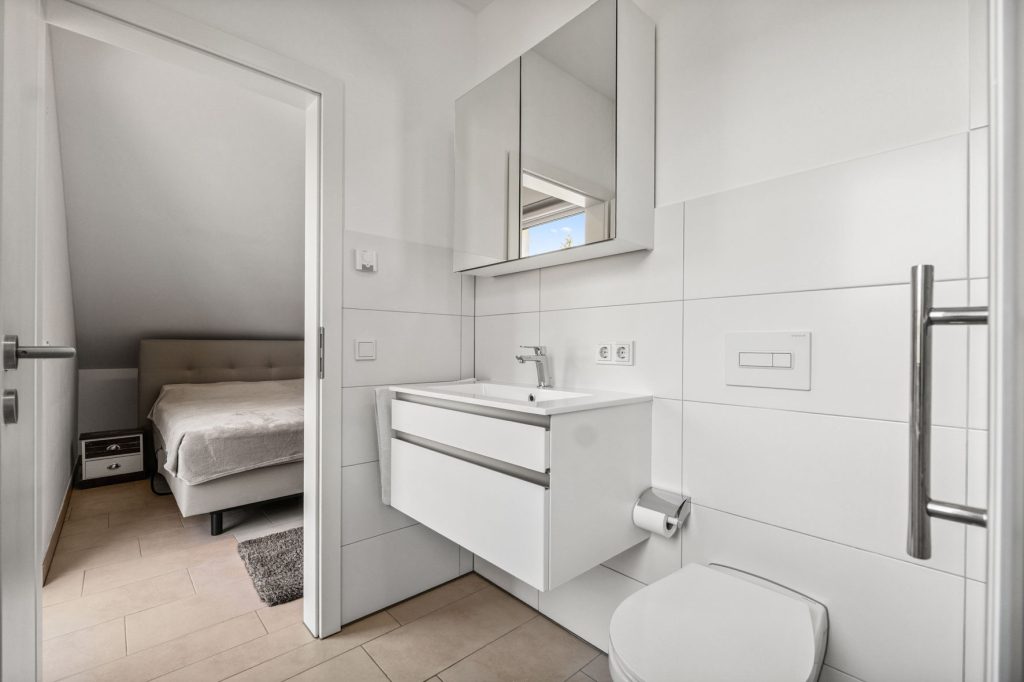 Gütelhöfer Immobilien - Immobilienangebot - Bergheim - Alle - Neuwertig und bezugsfrei! Großzügige 3-Zimmer-Obergeschoss-Wohnung mit Einbauküche und Balkon
