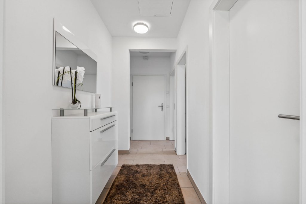 Gütelhöfer Immobilien - Immobilienangebot - Bergheim - Alle - Neuwertig und bezugsfrei! Großzügige 3-Zimmer-Obergeschoss-Wohnung mit Einbauküche und Balkon