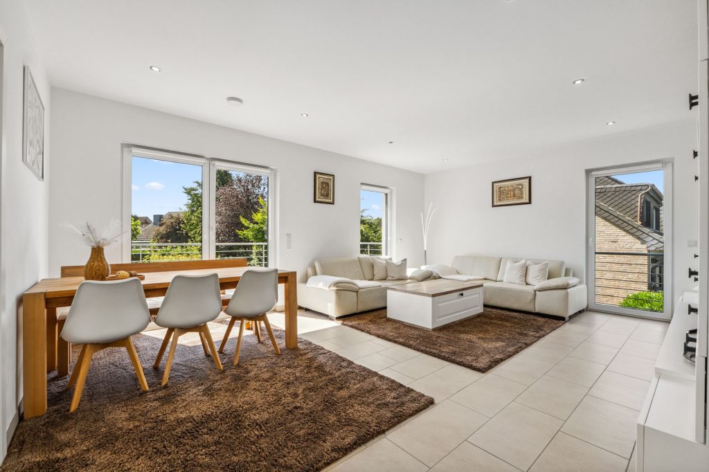 Gütelhöfer Immobilien - Immobilienangebot - Bergheim - Alle - Neuwertig und bezugsfrei! Großzügige 3-Zimmer-Obergeschoss-Wohnung mit Einbauküche und Balkon