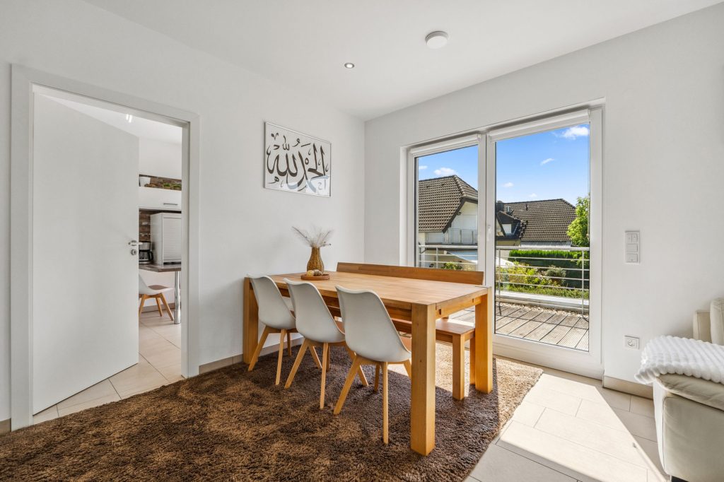 Gütelhöfer Immobilien - Immobilienangebot - Bergheim - Alle - Neuwertig und bezugsfrei! Großzügige 3-Zimmer-Obergeschoss-Wohnung mit Einbauküche und Balkon