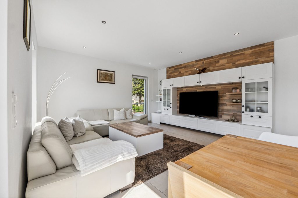 Gütelhöfer Immobilien - Immobilienangebot - Bergheim - Alle - Neuwertig und bezugsfrei! Großzügige 3-Zimmer-Obergeschoss-Wohnung mit Einbauküche und Balkon
