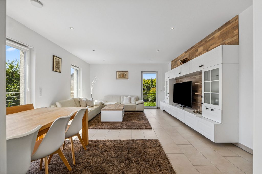 Gütelhöfer Immobilien - Immobilienangebot - Bergheim - Alle - Neuwertig und bezugsfrei! Großzügige 3-Zimmer-Obergeschoss-Wohnung mit Einbauküche und Balkon