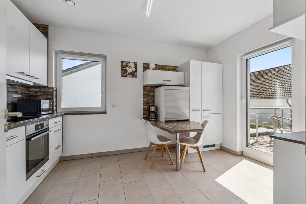 Gütelhöfer Immobilien - Immobilienangebot - Bergheim - Alle - Neuwertig und bezugsfrei! Großzügige 3-Zimmer-Obergeschoss-Wohnung mit Einbauküche und Balkon