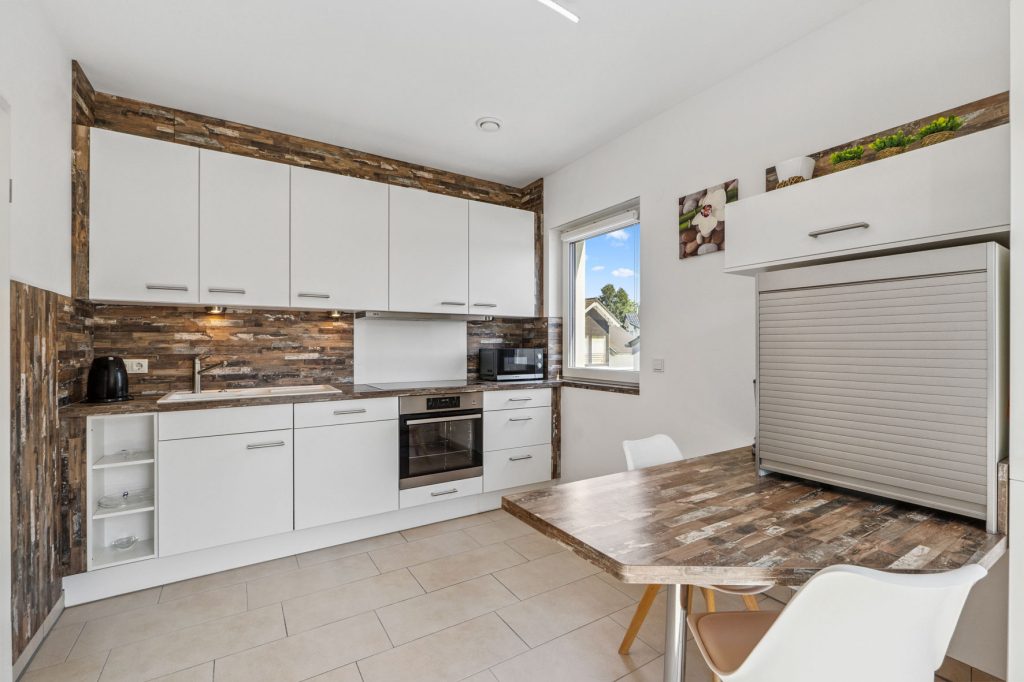 Gütelhöfer Immobilien - Immobilienangebot - Bergheim - Alle - Neuwertig und bezugsfrei! Großzügige 3-Zimmer-Obergeschoss-Wohnung mit Einbauküche und Balkon
