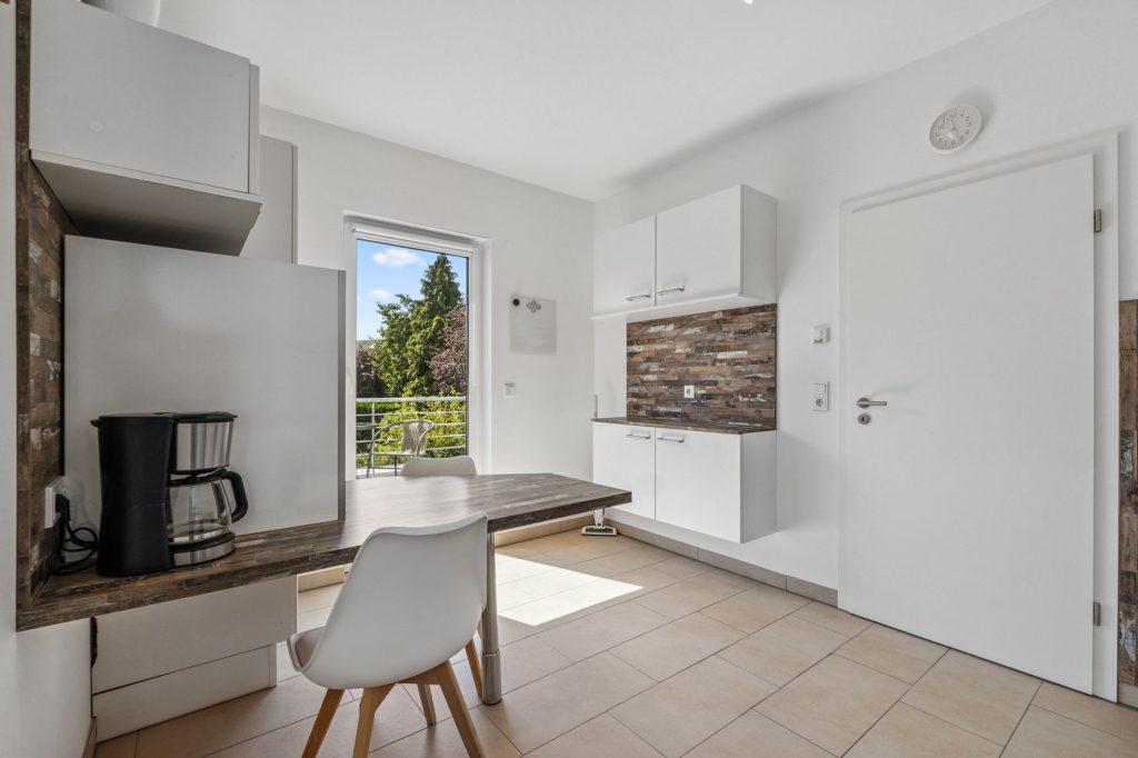 Gütelhöfer Immobilien - Immobilienangebot - Bergheim - Alle - Neuwertig und bezugsfrei! Großzügige 3-Zimmer-Obergeschoss-Wohnung mit Einbauküche und Balkon
