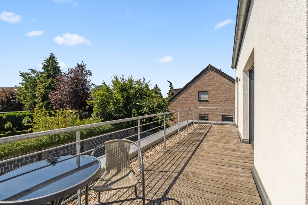 Gütelhöfer Immobilien - Immobilienangebot - Bergheim - Alle - Neuwertig und bezugsfrei! Großzügige 3-Zimmer-Obergeschoss-Wohnung mit Einbauküche und Balkon
