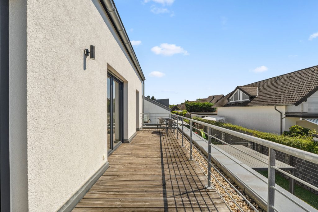 Gütelhöfer Immobilien - Immobilienangebot - Bergheim - Alle - Neuwertig und bezugsfrei! Großzügige 3-Zimmer-Obergeschoss-Wohnung mit Einbauküche und Balkon