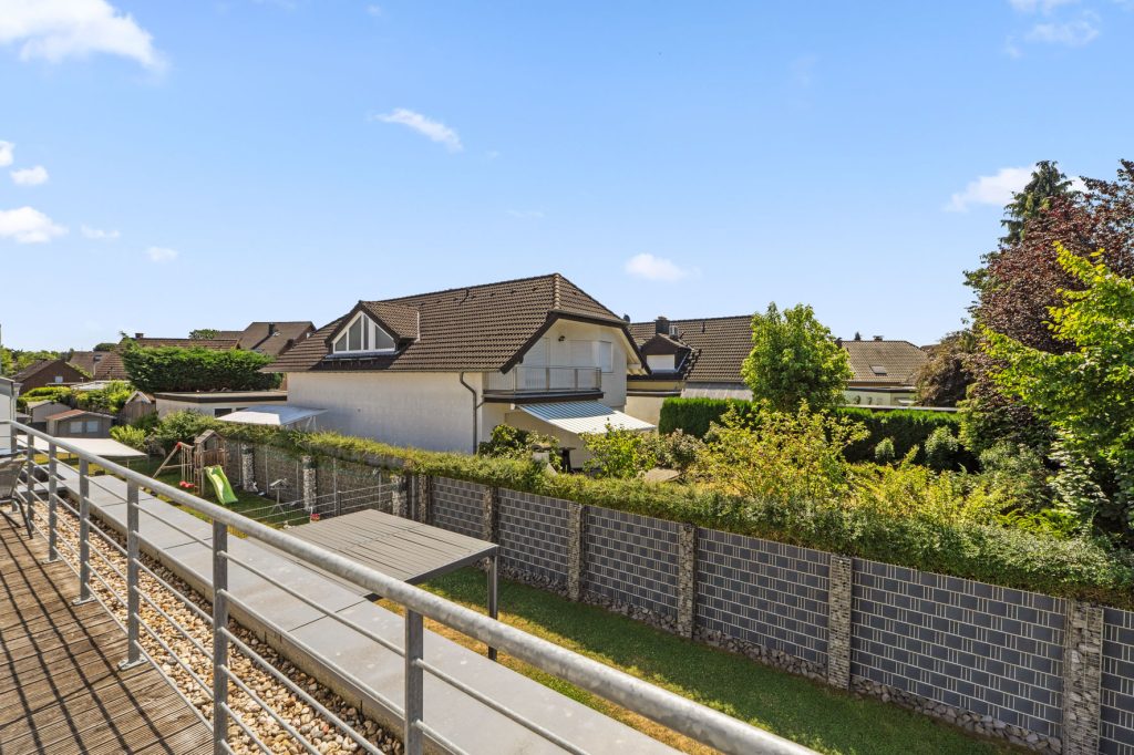 Gütelhöfer Immobilien - Immobilienangebot - Bergheim - Alle - Neuwertig und bezugsfrei! Großzügige 3-Zimmer-Obergeschoss-Wohnung mit Einbauküche und Balkon