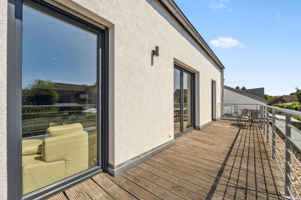 Gütelhöfer Immobilien - Immobilienangebot - Bergheim - Alle - Neuwertig und bezugsfrei! Großzügige 3-Zimmer-Obergeschoss-Wohnung mit Einbauküche und Balkon